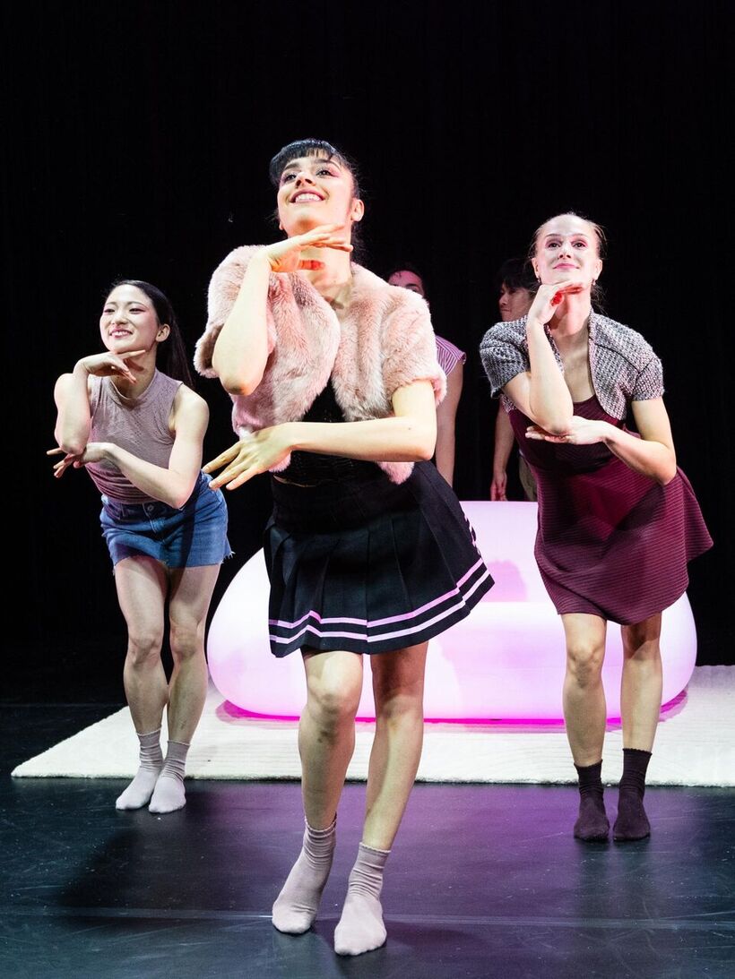 Next Place. Balet Jihočeského divadla: Shino Kubešová, Luigia Saccardo, Bára Müllerová. Foto: Petr Zikmund.